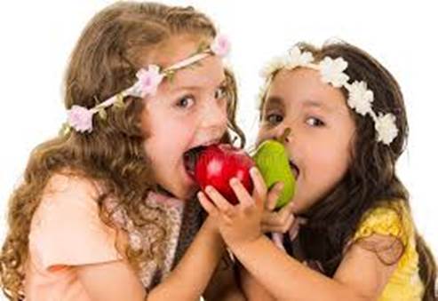 kids eating fruit